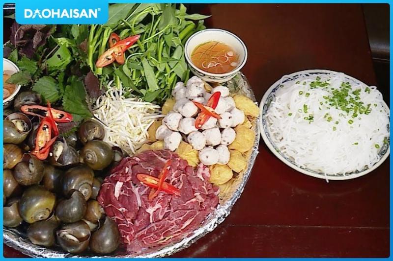 Các loại rau xanh tươi và nấm được sơ chế sạch sẽ sẵn sàng nhúng lẩu cua